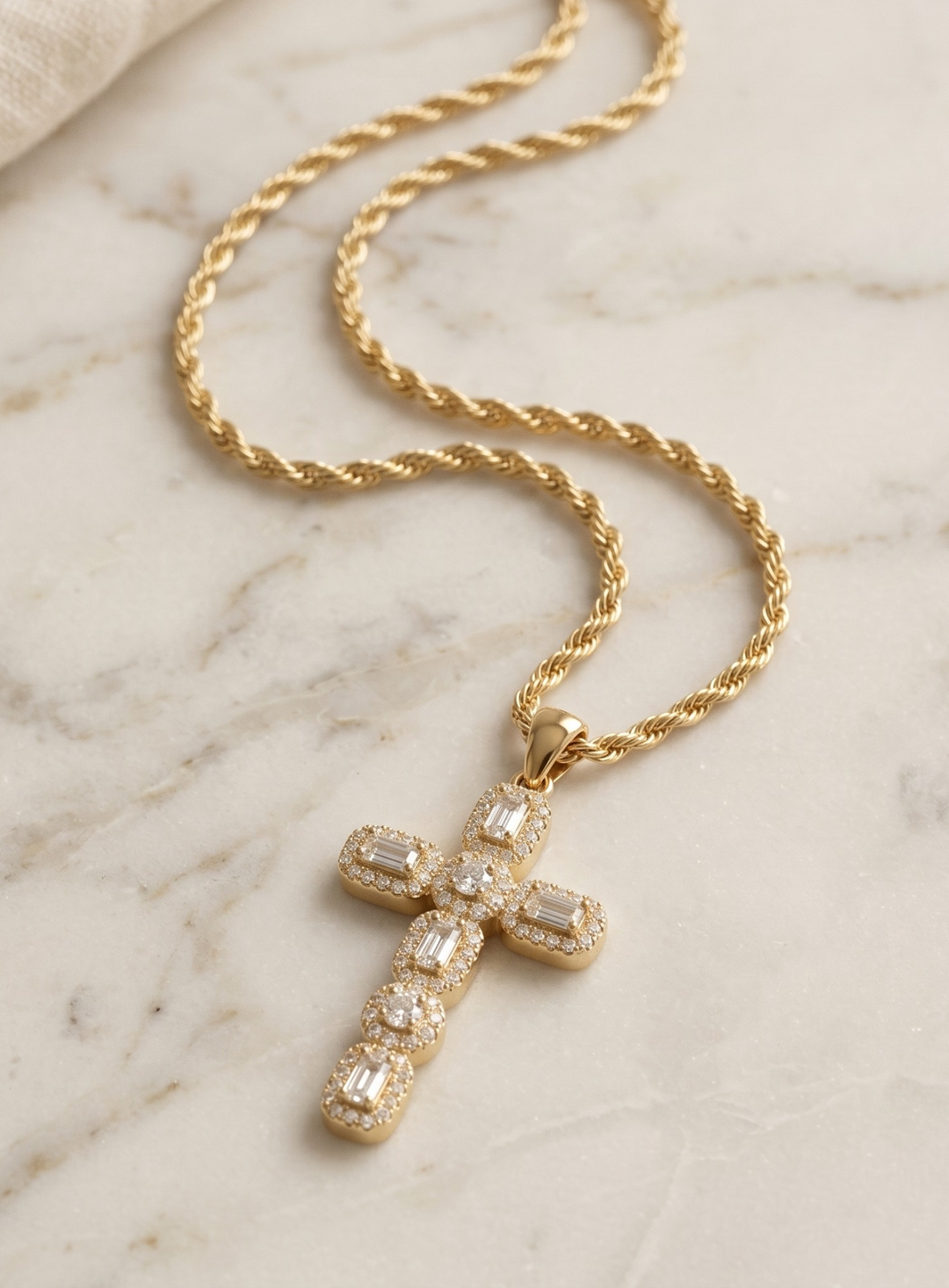 Vintém d'Ouro - Colar Elegante com Cruz de Zircónias