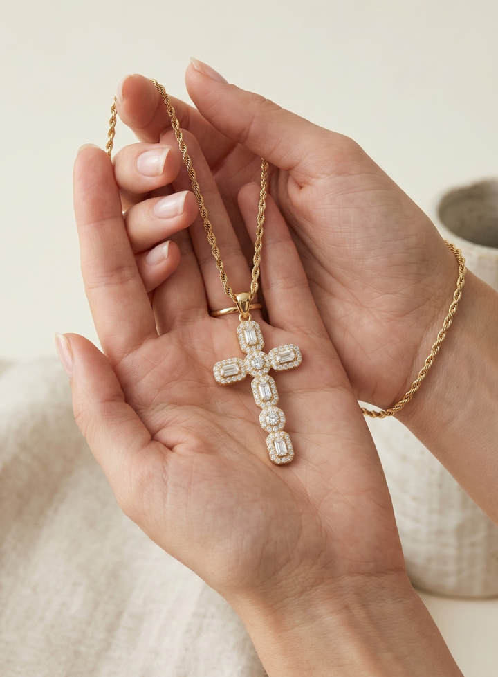 Vintém d'Ouro - Colar Elegante com Cruz de Zircónias