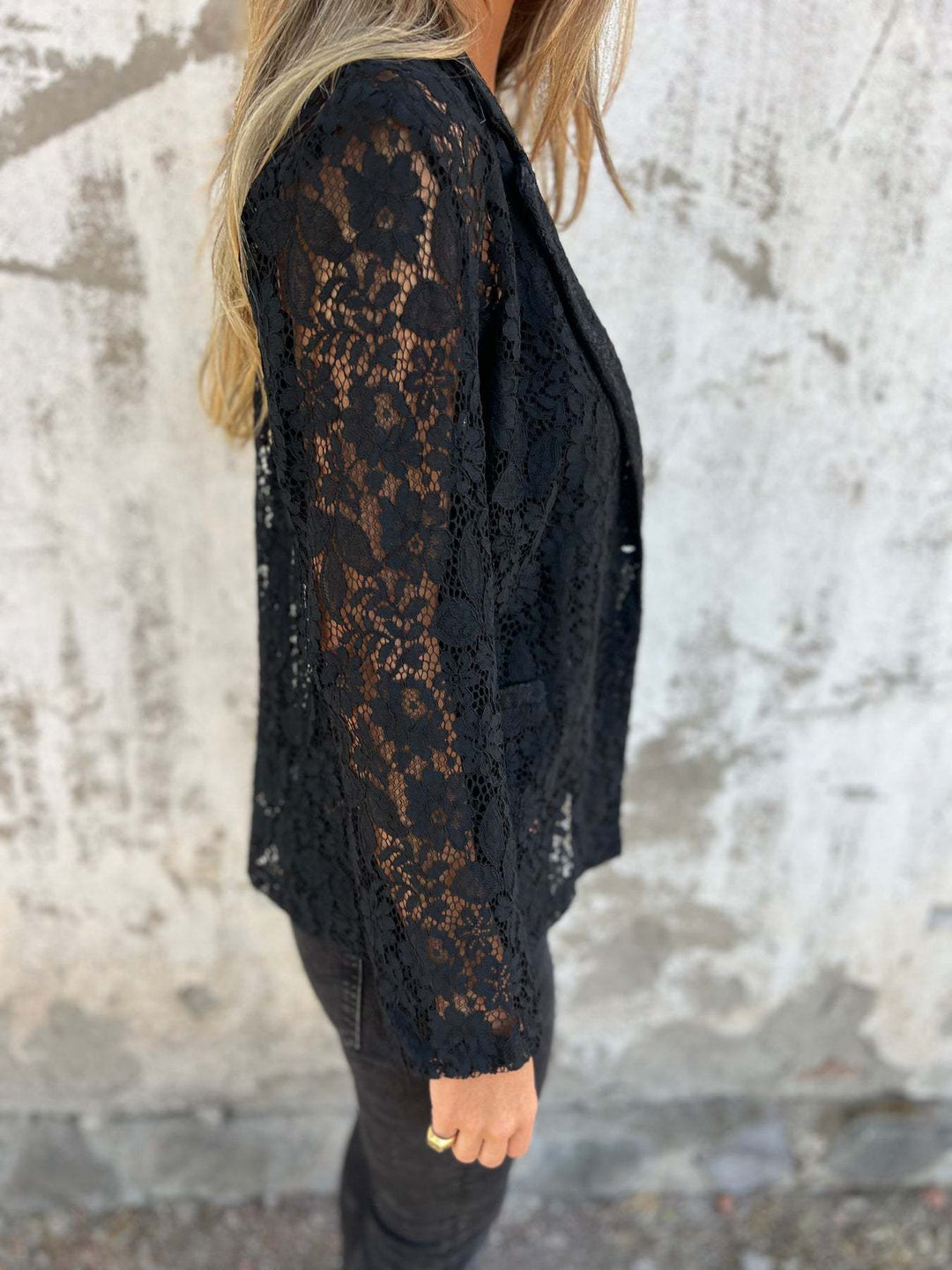 Vintém d'Ouro - Blazer de renda transparente com estrutura elegante