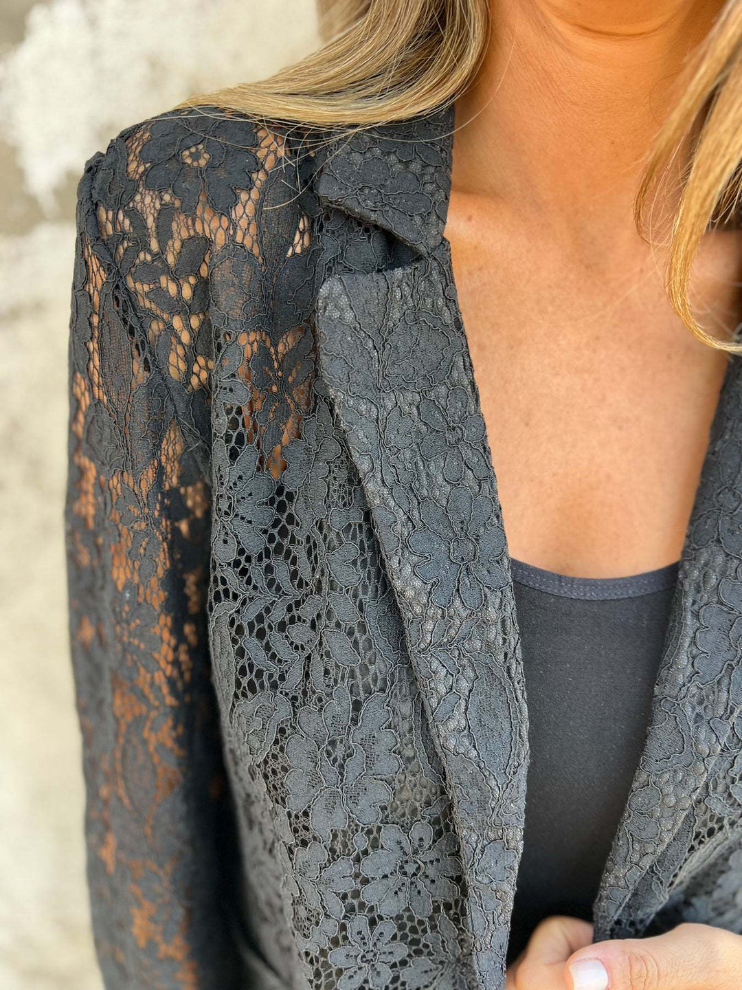 Vintém d'Ouro - Blazer de renda transparente com estrutura elegante