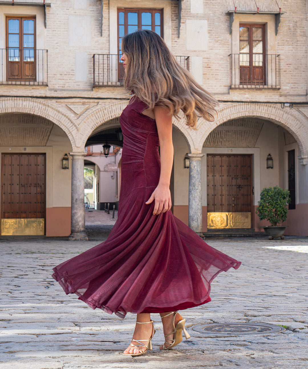 Vintém d'Ouro - Vestido Elegante em Tule