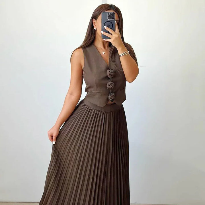 Vintém d'Ouro - Conjunto com Colete Floral e Saia Plissada