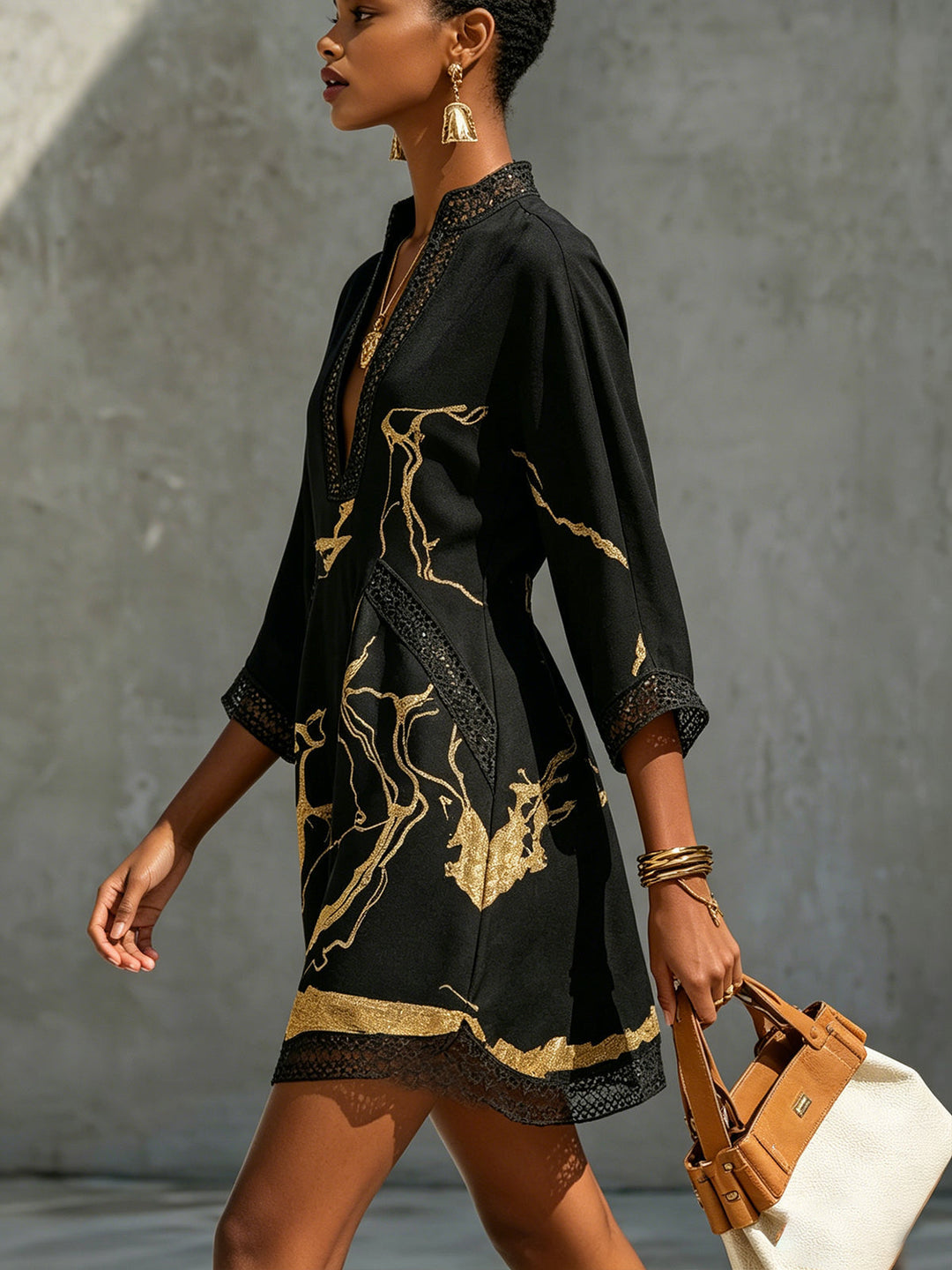 Vintém d'Ouro - Vestido Preto com Estampado de Mármore Dourado e Renda de Crochê