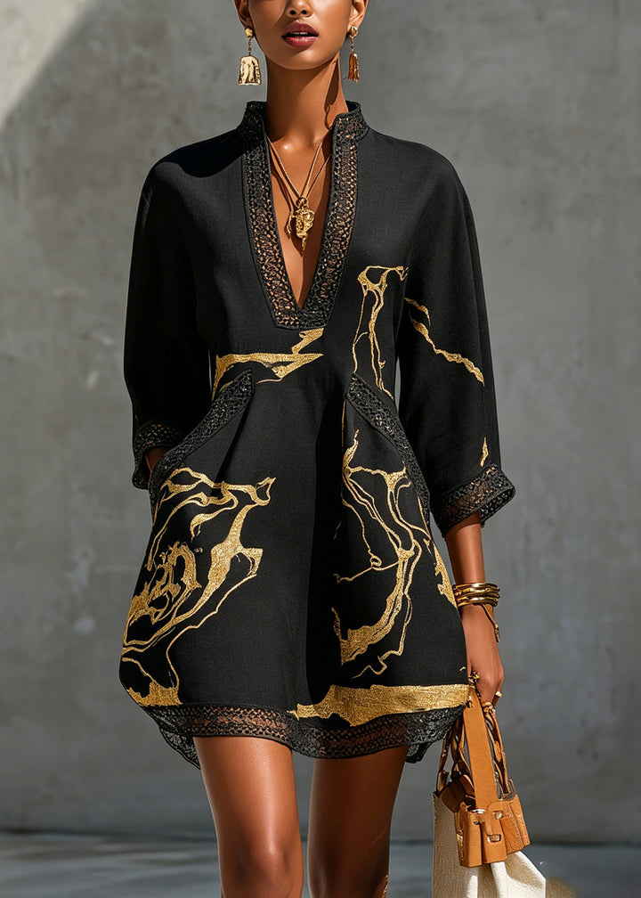Vintém d'Ouro - Vestido Preto com Estampa de Mármore Dourado e Renda de Crochê